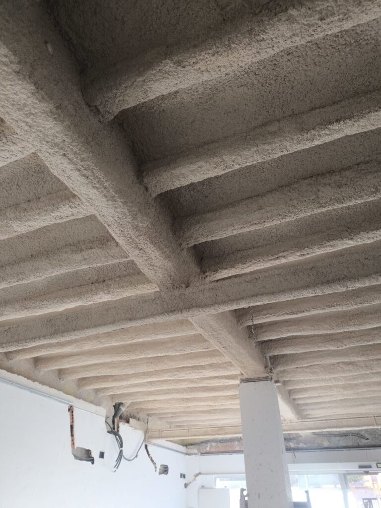 Techo con mortero proyectado en un local de Barcelona