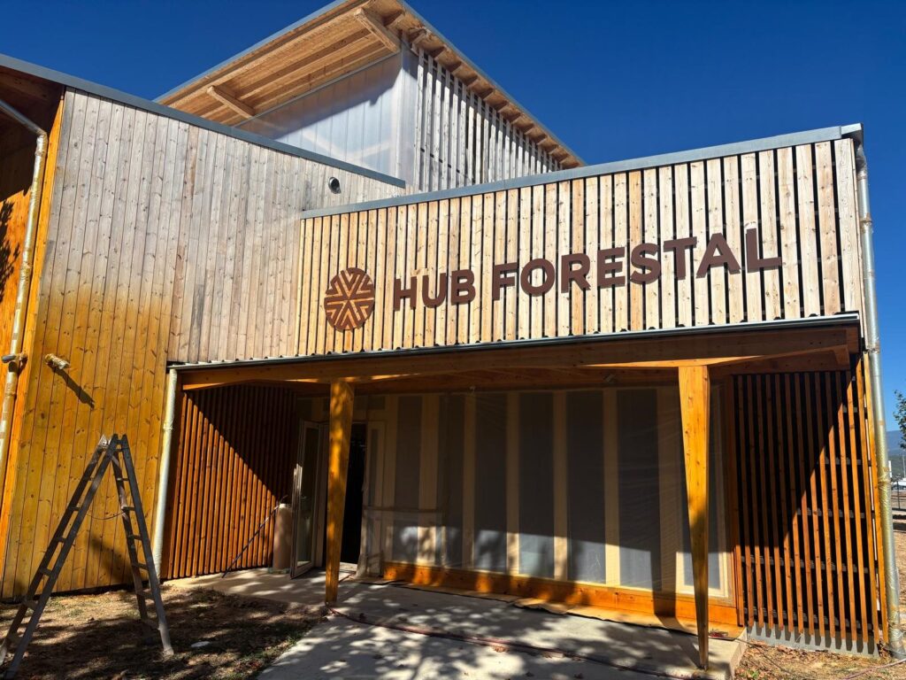 Entrada del edificio con el rótulo Hub Forestal