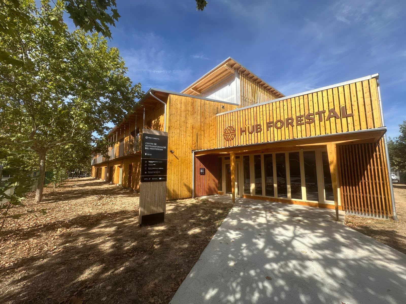 Fachada de madera y entrada del Hub Forestal del CTFC