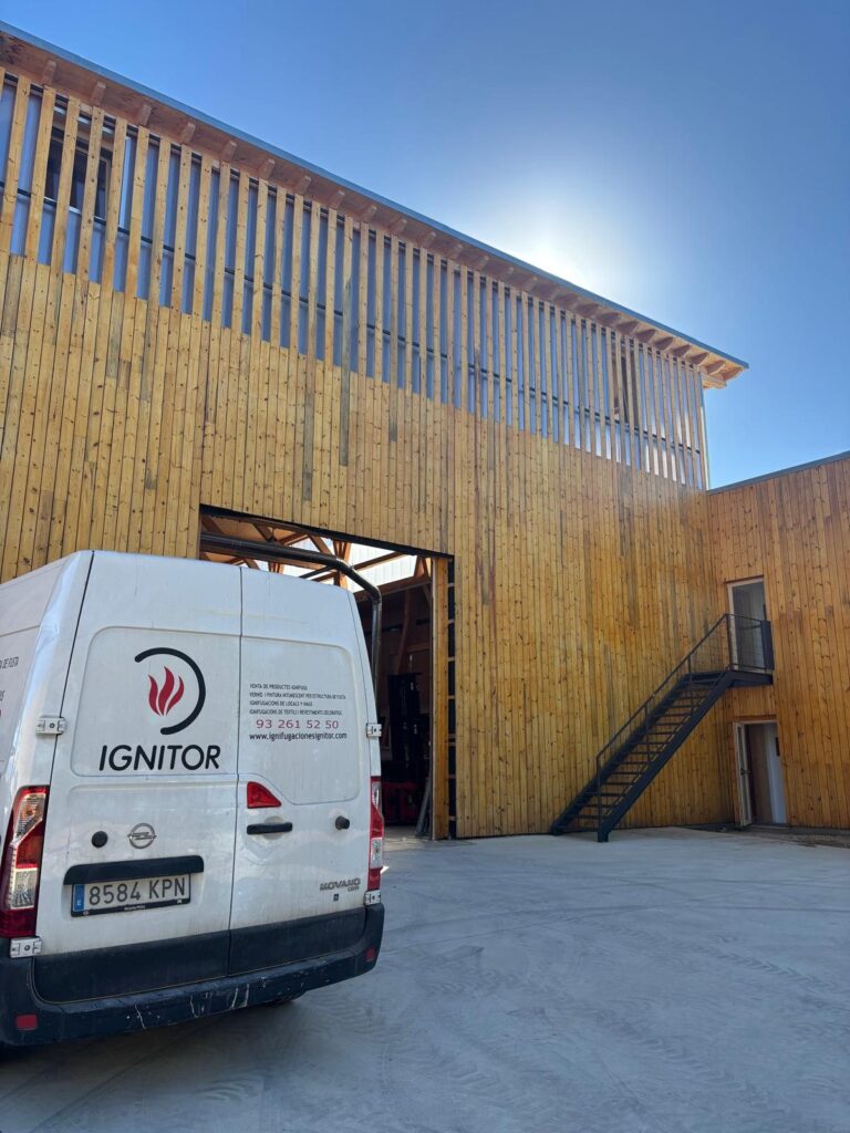 Vehículo de Ignitor junto al edificio de madera del CTFC