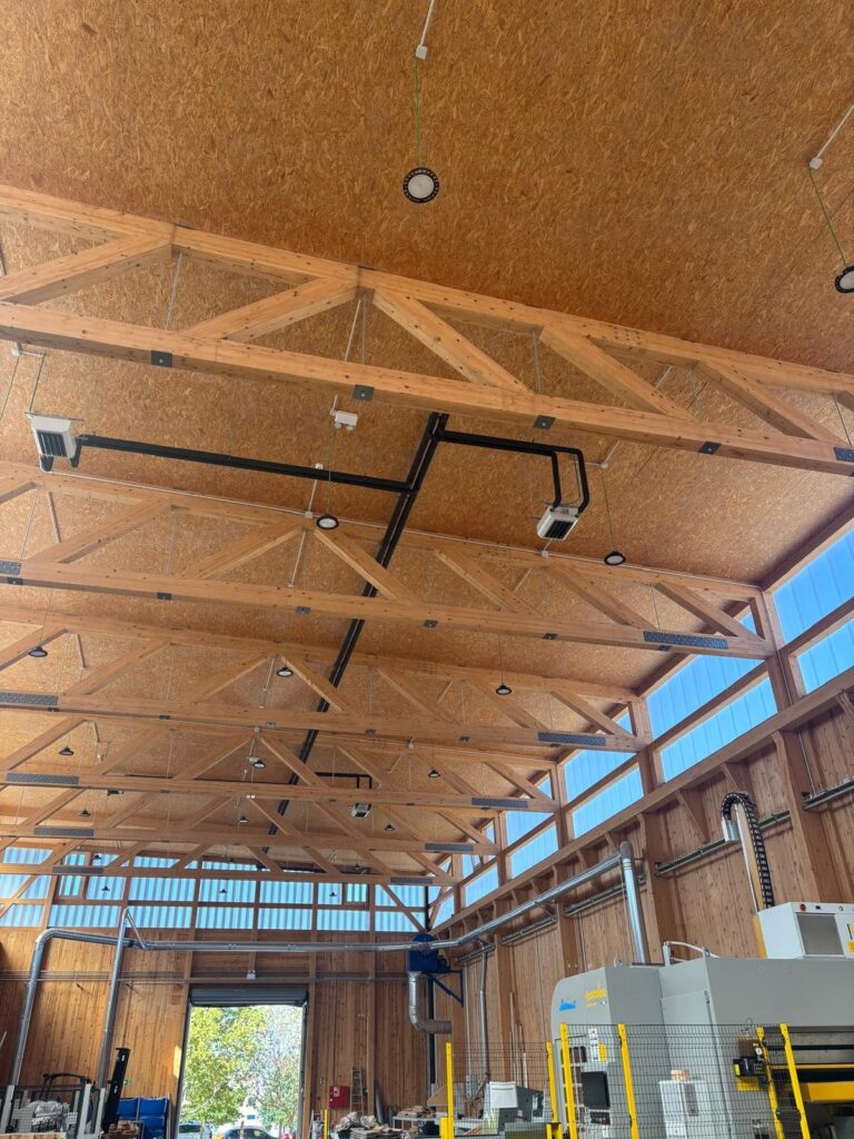 Paneles de madera y cerchas vistos desde el interior del Hub Forestal