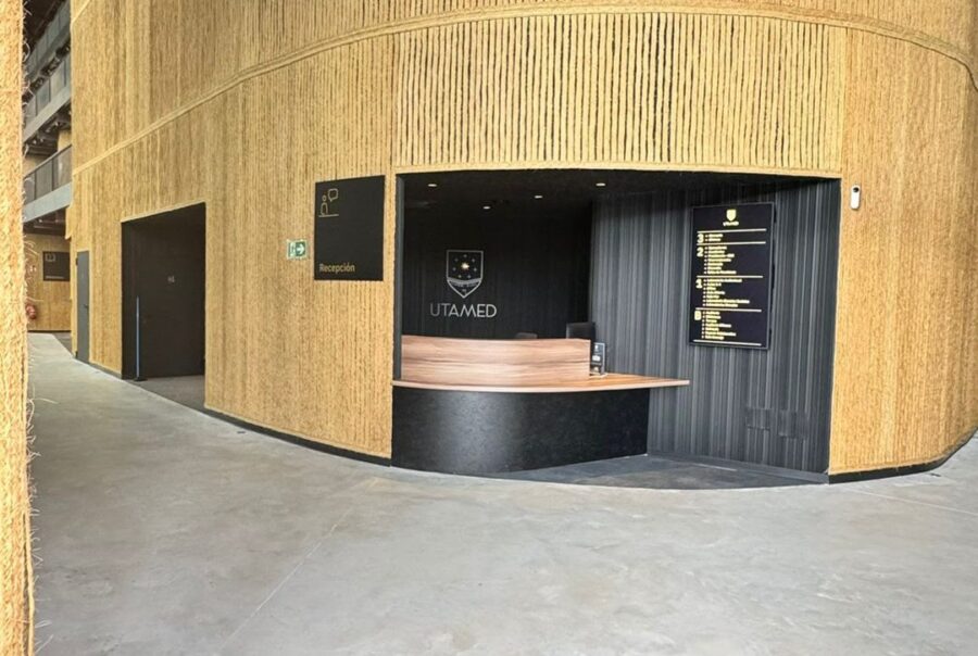 Revestimiento decorativo de fibras naturales en un espacio interior