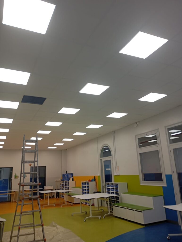 Aula de Maristes de Sants con techo e iluminación integrados Aula de Maristes de Sants con techo e iluminación integrados