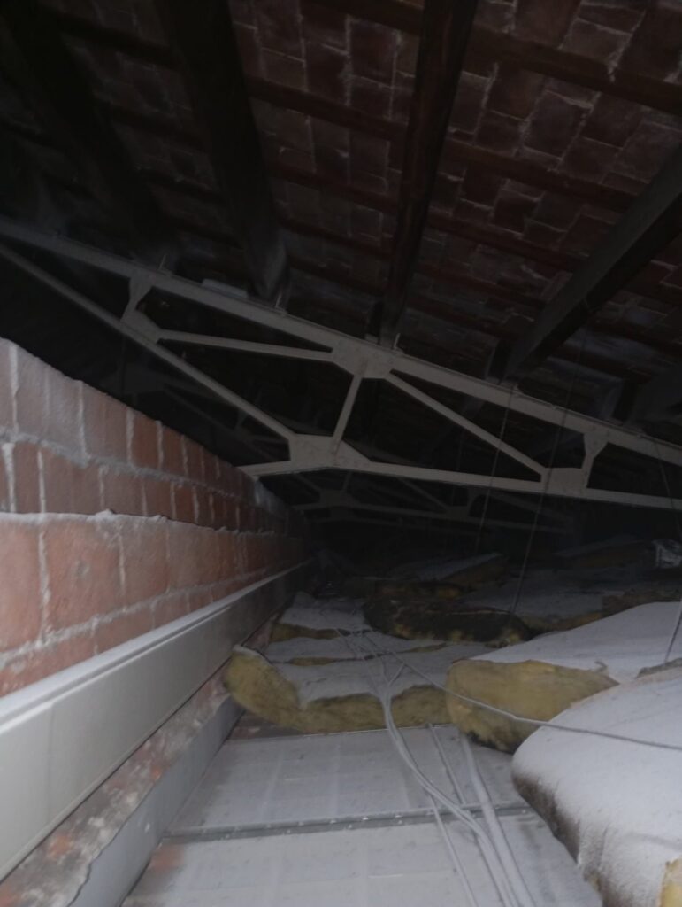 Espacio bajo cubierta con estructura de madera en Maristes de Sants Espacio bajo cubierta con estructura de madera en Maristes de Sants