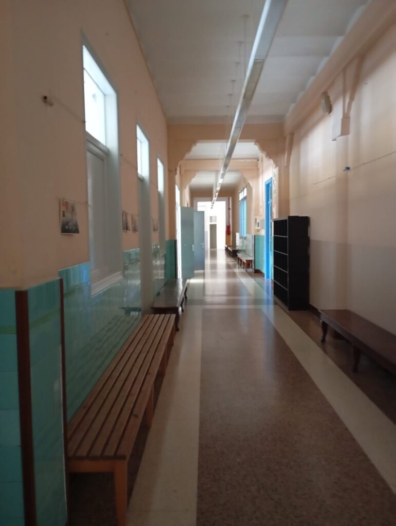 Pasillo de la Escola Maristes de Sants durante los trabajos Pasillo de la Escola Maristes de Sants durante los trabajos