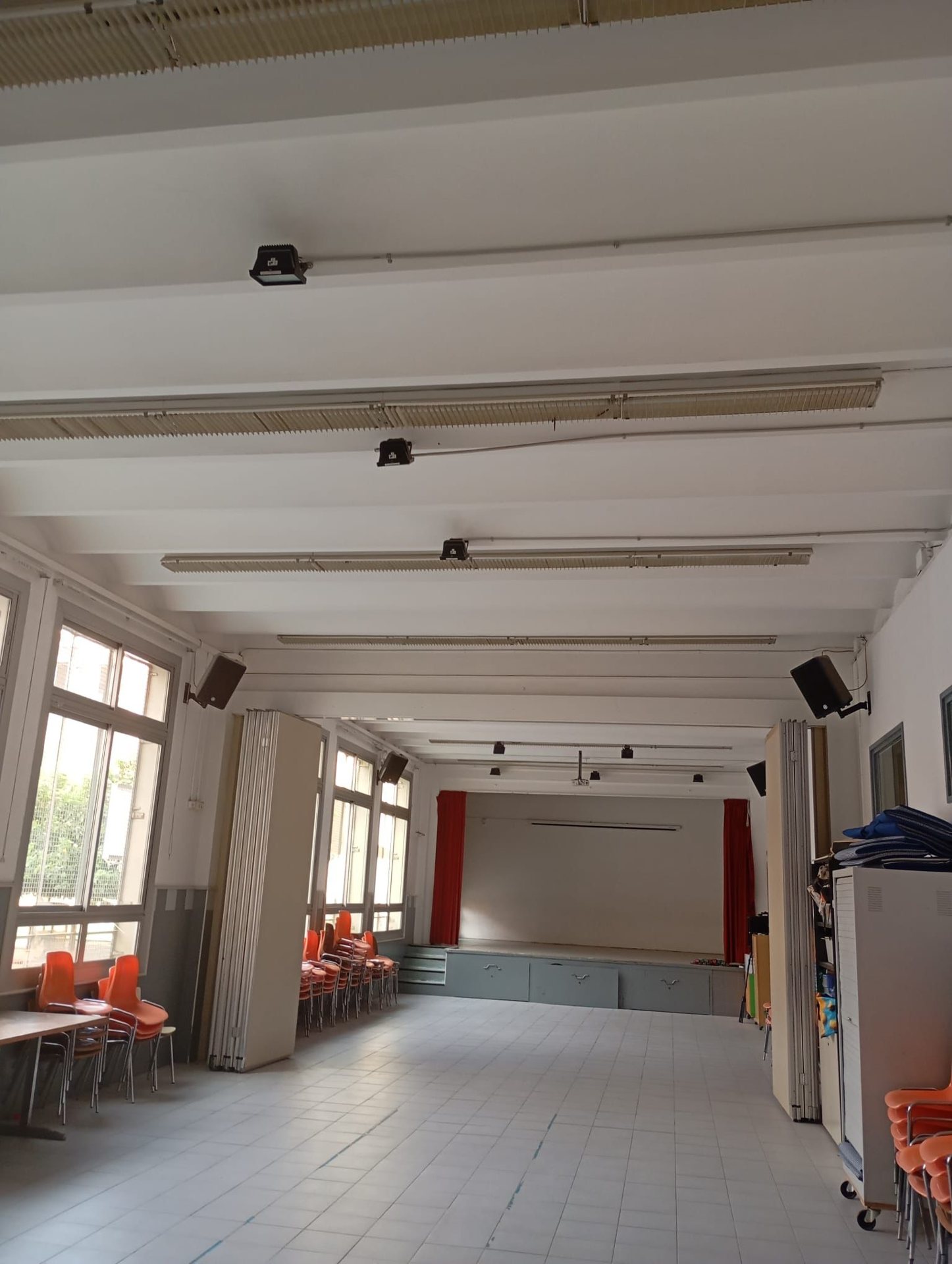 Sala de la Escola Maristes de Sants con vigas vistas de acabado blanco
