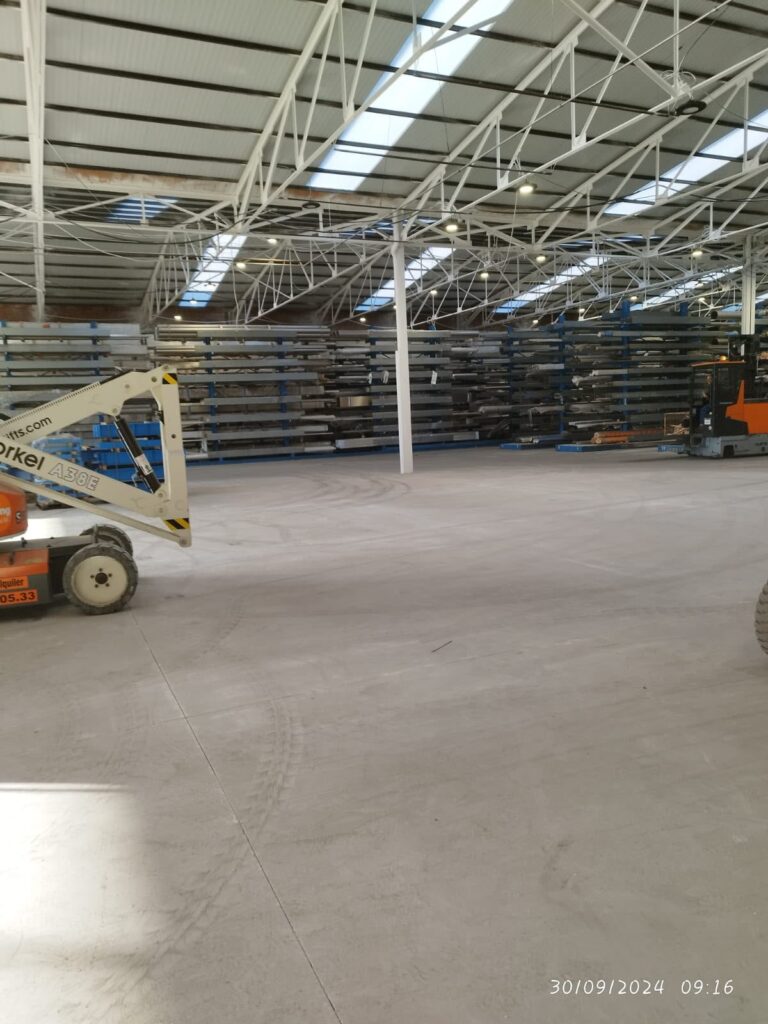 Plataforma elevadora junto a la estructura metálica de la nave